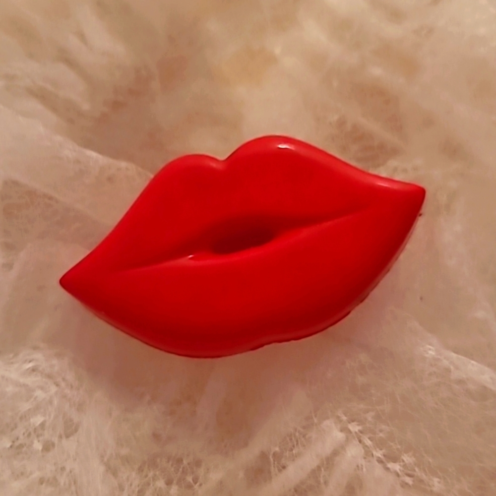 Red Lip Buttons (5 LEFT) FREE IF BUNDLE WITH ANOTHER ITEM - Picture 2 of 7